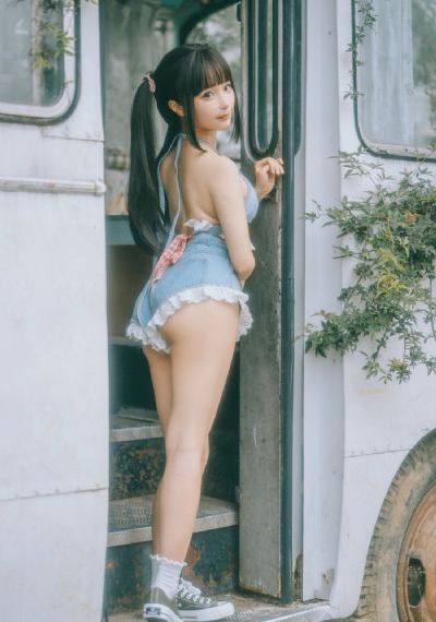 欧美97人碰碰人摸摸_BD影视在线观看